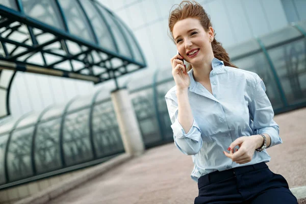 Приваблива Молода Бізнес Леді Використовуючи Мобільний Телефон Межами Офісу — стокове фото
