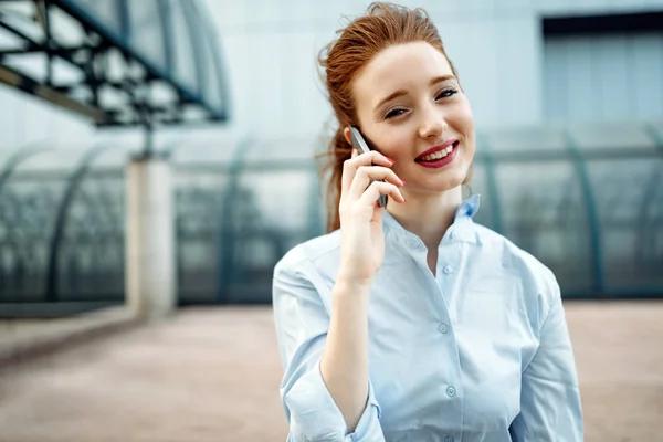 Attraente Giovane Donna Affari Utilizzando Telefono Cellulare Fuori Dell Ufficio — Foto Stock