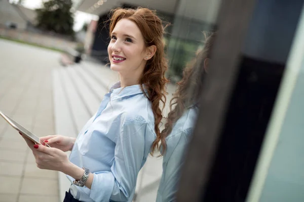 Portret Van Een Succesvolle Zakenvrouw Die Lacht Mooie Jonge Vrouwelijke — Stockfoto