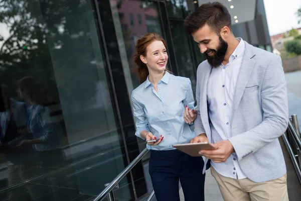 Zakelijke Collega Lopen Praten Straat — Stockfoto