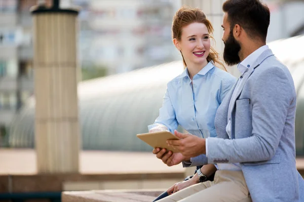 Twee Jonge Bedrijf Glimlachen Mensen Die Werken Tablet Iets Bespreken — Stockfoto