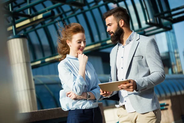 Imagen Del Hombre Guapo Mujer Hermosa Como Socios Negocios Pie —  Fotos de Stock