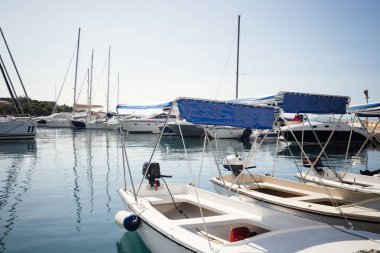 Resmi beyaz Lüks Yat Limanı İskeledeki