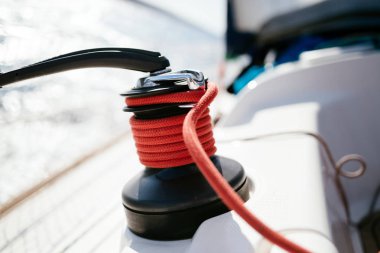 Yelkenli ekipman portresi vinç oluşuyordu ve ip haddelenmiş