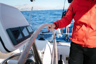 Çekici güçlü kadın ile onun yelkenli tekne yelken