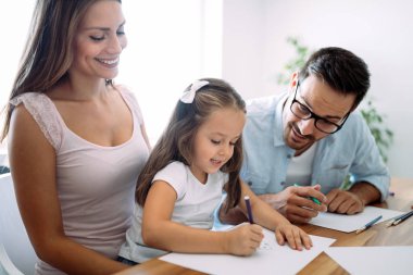 Mutlu aile eğleniyor evde vakit