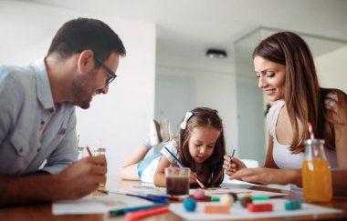 Mutlu aile eğleniyor evde vakit