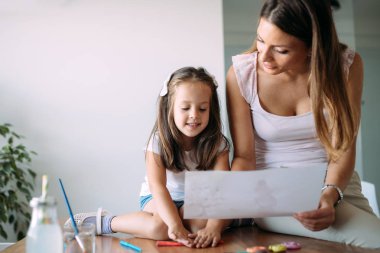 Mutlu aile eğleniyor evde vakit