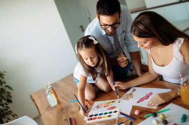 Mutlu aile eğleniyor evde vakit