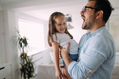 Mutlu aile eğleniyor evde vakit