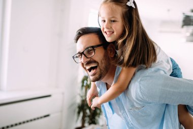 Mutlu aile eğleniyor evde vakit