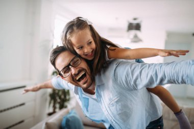 Mutlu aile eğleniyor evde vakit