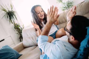 Mutlu aile eğleniyor evde vakit