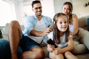 Mutlu aile eğlence zaman evde tv izleme