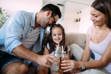 Mutlu aile eğleniyor evde vakit