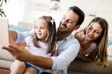 Mutlu aile eğleniyor evde vakit