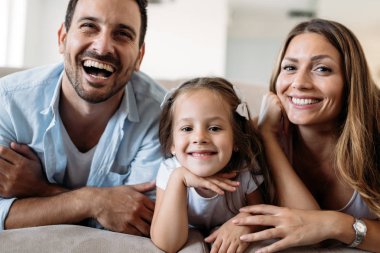 Mutlu aile eğlence zaman evde tv izleme