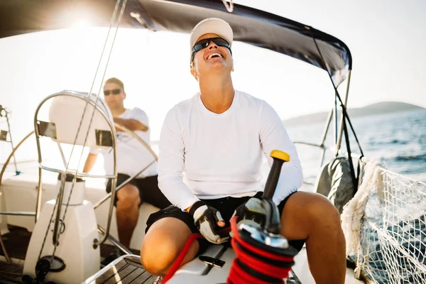 Atractiva Mujer Deportiva Fuerte Navegando Con Barco —  Fotos de Stock