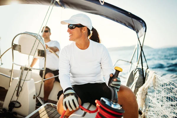 有吸引力的强的体育妇女帆船与她的小船 — 图库照片