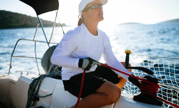 Attraente Donna Sportiva Forte Vela Con Sua Barca — Foto Stock