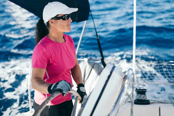 Mutlu Güçlü Spor Kadın Ile Onun Tekne Yelken — Stok fotoğraf