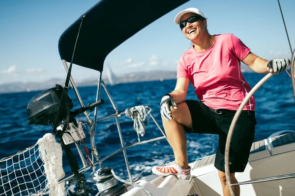 Feliz Mulher Forte Esporte Vela Com Seu Barco — Fotografia de Stock