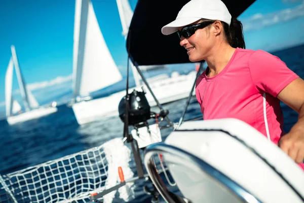Feliz Mujer Fuerte Deporte Navegando Con Barco — Foto de Stock