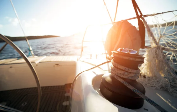 Вітрильник Лебідкою Мотузкою Палубі Відкритому Морі — стокове фото