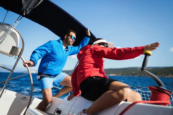 Attraktiva Stark Kvinna Segling Med Sin Segelbåt — Stockfoto