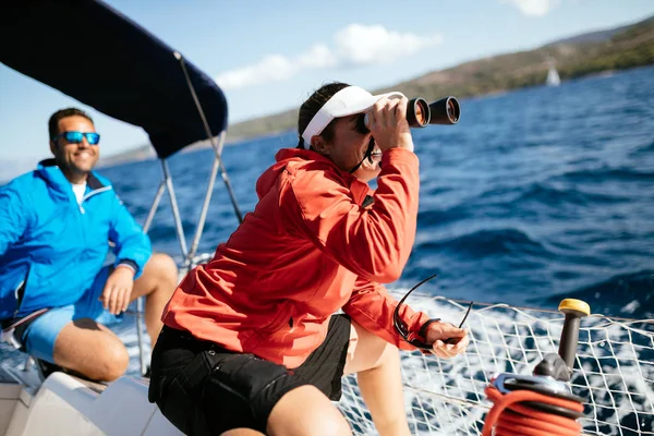 Attraente Donna Forte Vela Con Sua Barca Vela — Foto Stock