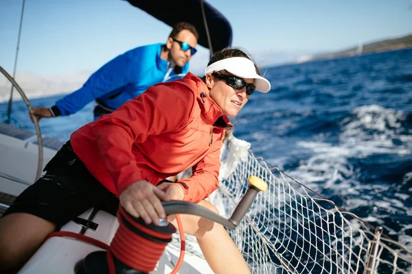 Aantrekkelijke Sterke Vrouw Met Haar Zeilboot Zeilen — Stockfoto