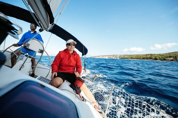 Attraente Donna Forte Vela Con Sua Barca Vela — Foto Stock