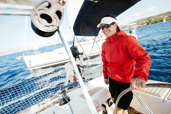 Atractiva Mujer Fuerte Navegando Con Barco Vela —  Fotos de Stock