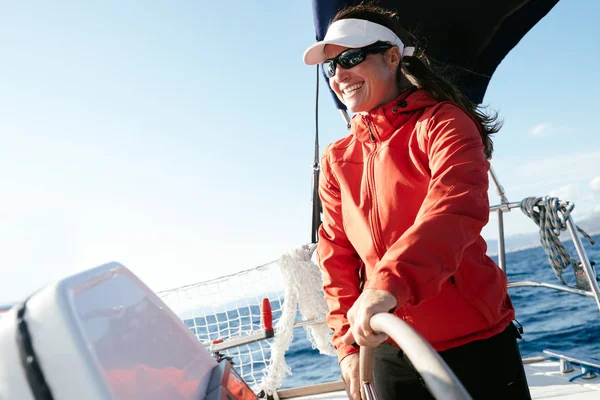 Attraente Donna Forte Vela Con Sua Barca Vela — Foto Stock