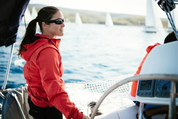 Attraente Donna Forte Vela Con Sua Barca Vela — Foto Stock