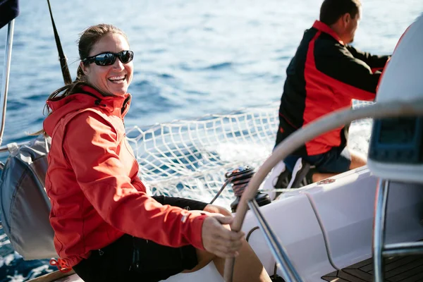 Mulher Forte Atraente Vela Com Seu Barco Vela — Fotografia de Stock