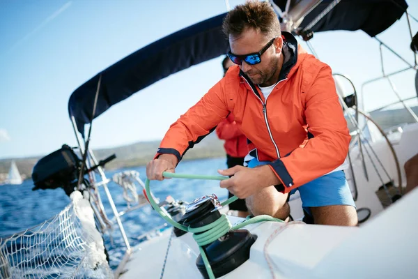 Bonito Homem Forte Navegando Com Seus Amigos Barco — Fotografia de Stock