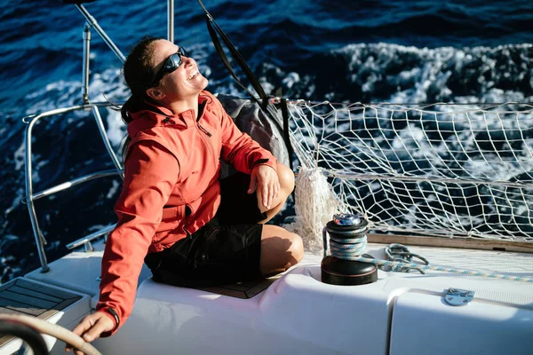 Attraente Donna Forte Vela Con Sua Barca Vela — Foto Stock