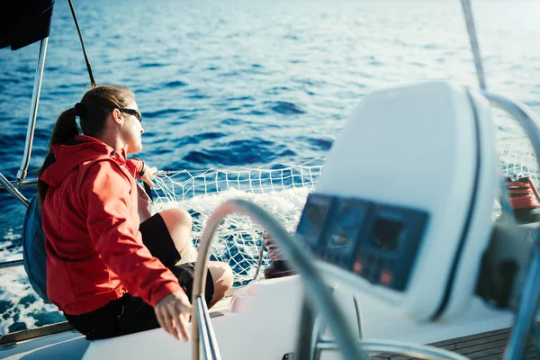 Çekici güçlü kadın ile onun yelkenli tekne yelken