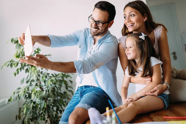 Familia Feliz Divirtiéndose Juntos Casa —  Fotos de Stock