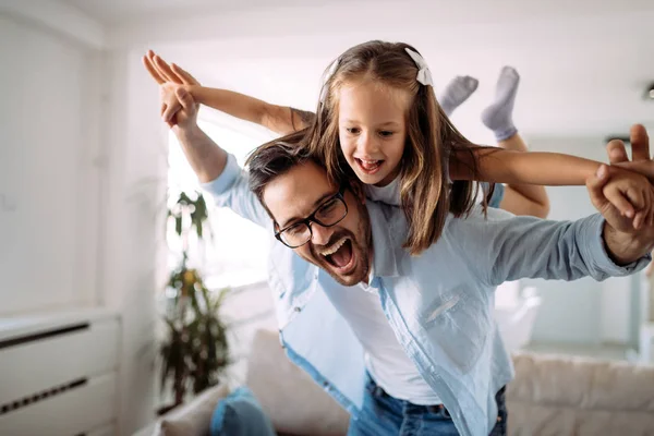 Glückliche Familie Die Spaß Zusammen Hause Hat — Stockfoto