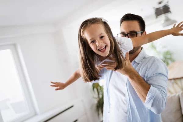 Glückliche Familie Die Spaß Zusammen Hause Hat — Stockfoto