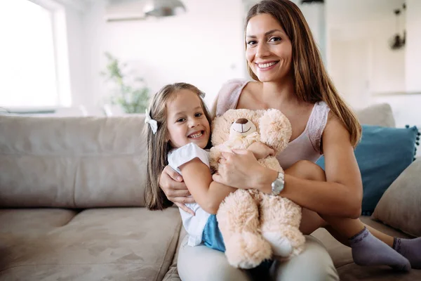 Familia Feliz Divirtiéndose Juntos Casa — Foto de Stock