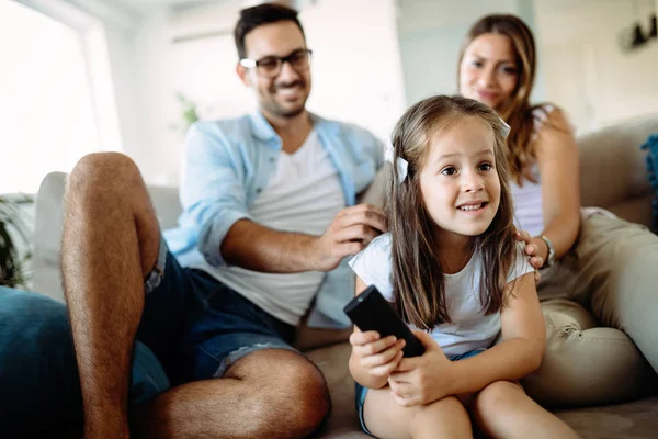Ευτυχισμένη Οικογένεια Έχοντας Διασκέδαση Χρόνο Βλέποντας Τηλεόραση Στο Σπίτι — Φωτογραφία Αρχείου