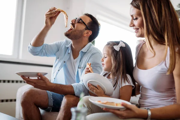 Ritratto Felice Famiglia Che Condivide Pizza Insieme Casa — Foto Stock