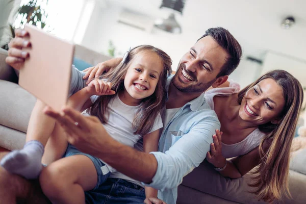 Lykkelig Familie Har Det Sjovt Sammen Hjemme - Stock-foto