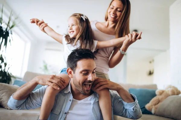 Glückliche Familie Die Spaß Zusammen Hause Hat — Stockfoto