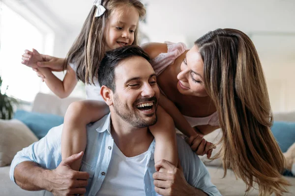 Familia Feliz Divirtiéndose Juntos Casa —  Fotos de Stock