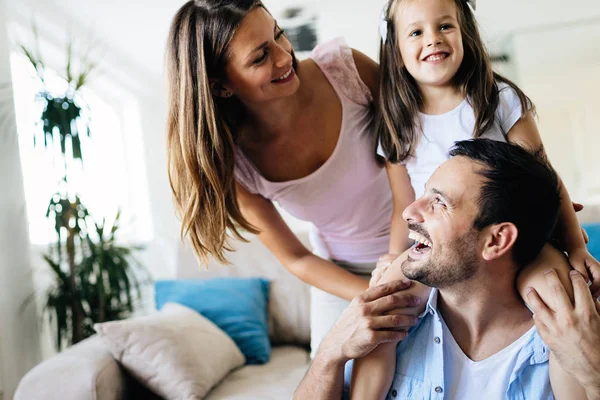 Familia Feliz Divirtiéndose Juntos Casa — Foto de Stock