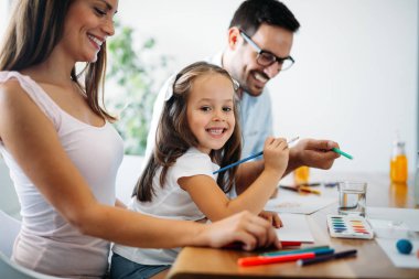 Mutlu aile eğleniyor evde vakit